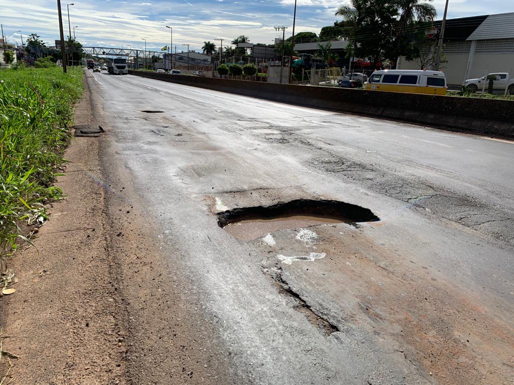 Buraco atrapalha tráfego de motoristas na região | Foto: Dhiego Borges